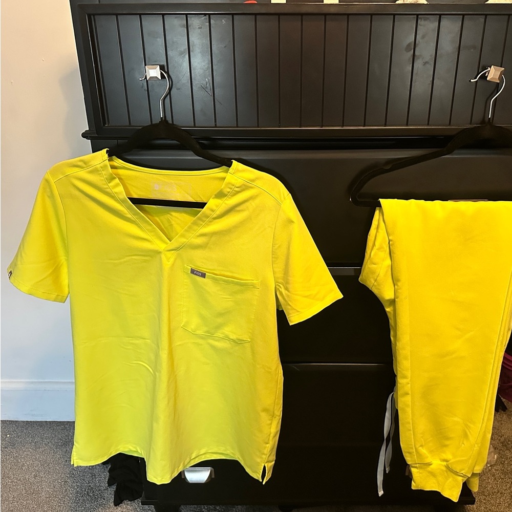 Figs Women's Yellow Scrub Set